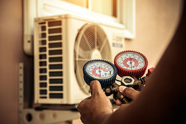 Professional Hvac technician working in Bryant, AR
